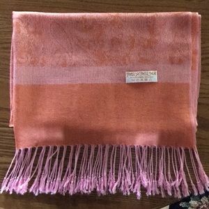 Very pretty peach colored Pashmina. Never worn.